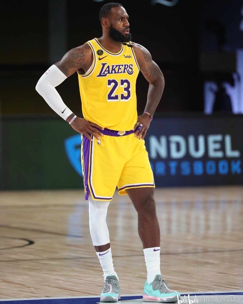 球做给右侧 球做给右侧