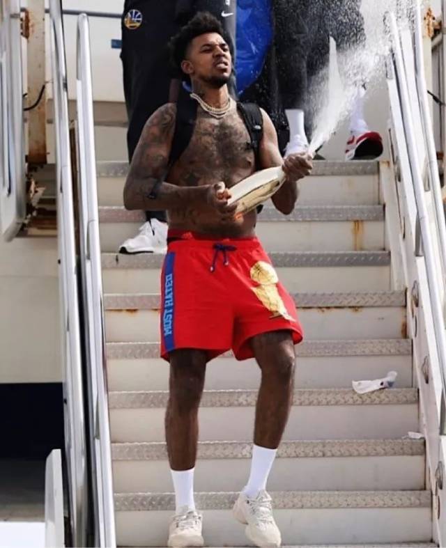 当他再次出 当他再次出